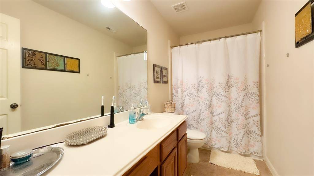 Guest bathroom.