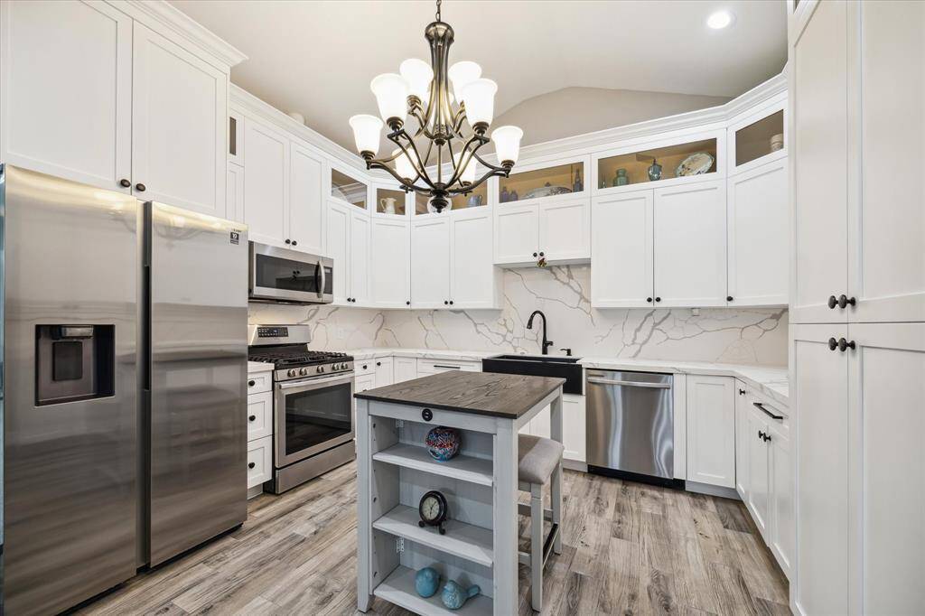 Peekaboo cabinets are the ideal spot to display your most cherished kitchen keepsakes.