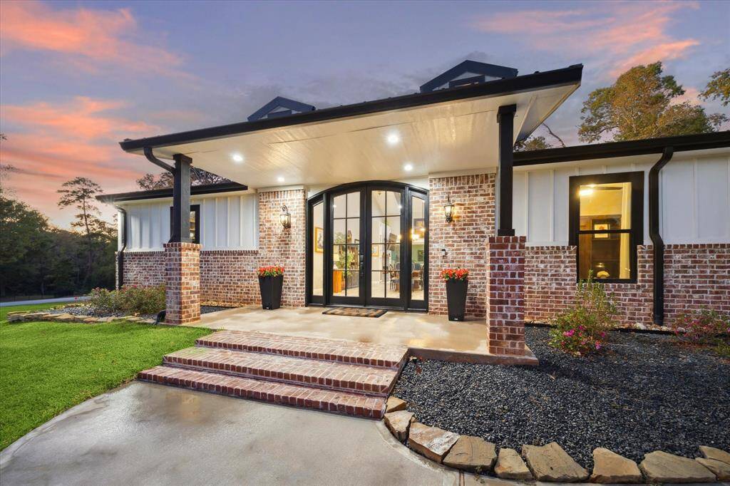 Refined and majestic, creating an unforgettable entrance that warmly embraces your guests.