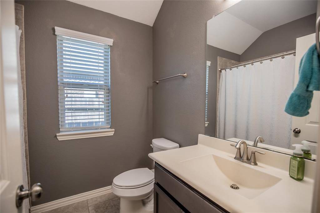 Full guest bath conveniently located in hallway between secondary bedrooms