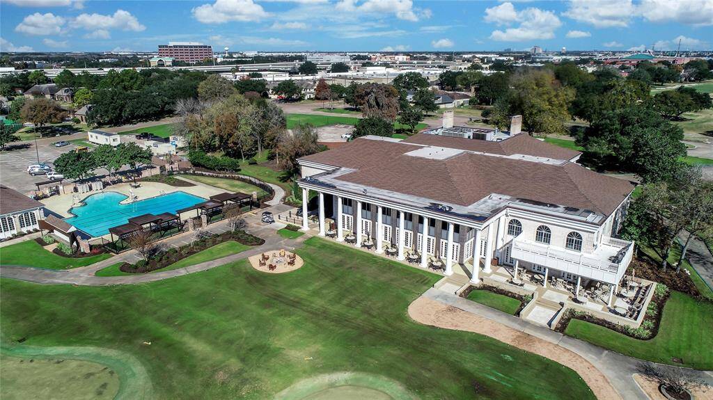 Enjoy resort-style living in Sugar Creek! This sought-after community features a 27-hole golf course, clubhouse with dining, tennis courts, fitness center, pool, parks, and scenic walking trails. Lush landscaping and peaceful surroundings make it a true retreat in the heart of Sugar Land.