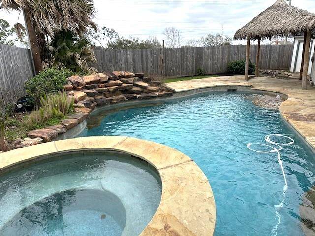 Large pool with hot tub/spa and water feature