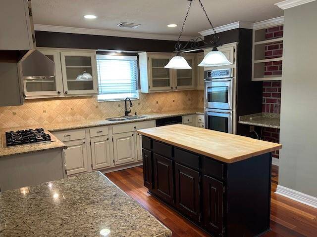 Kitchen with upgraded cabinets and appliances