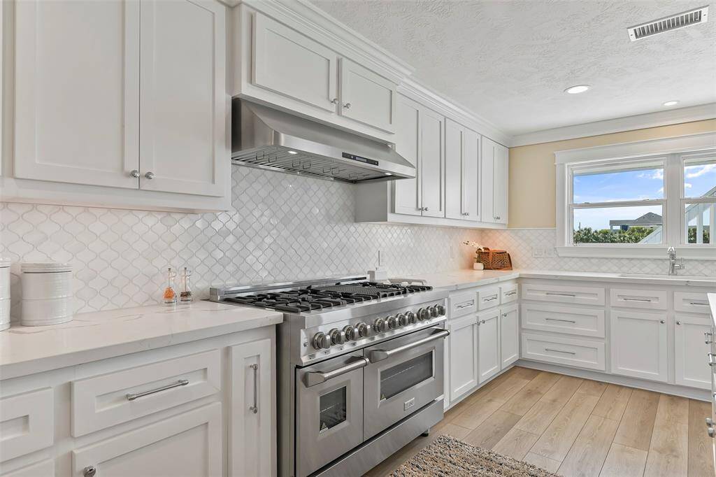 The chef in the family is going to love cooking on this 6-burner gas range with grill & double oven.