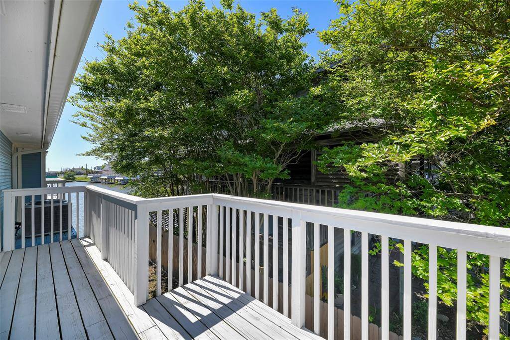 On the north deck you have a tranquil scenery with luscious trees & water views.
