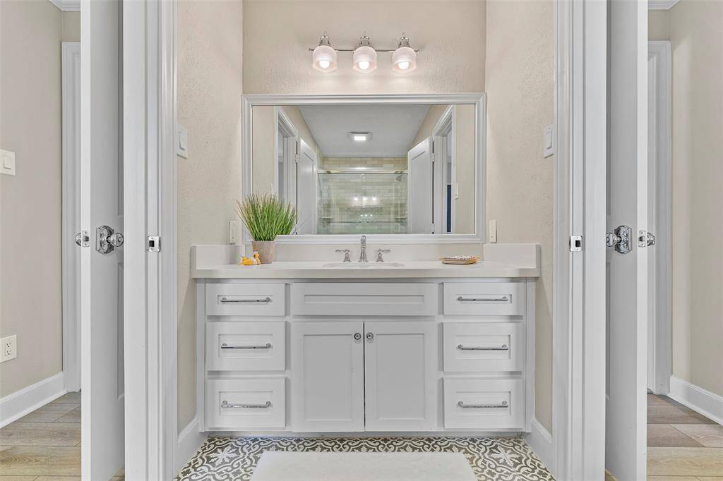 The Hollywood bathroom connects the two guest bedrooms.