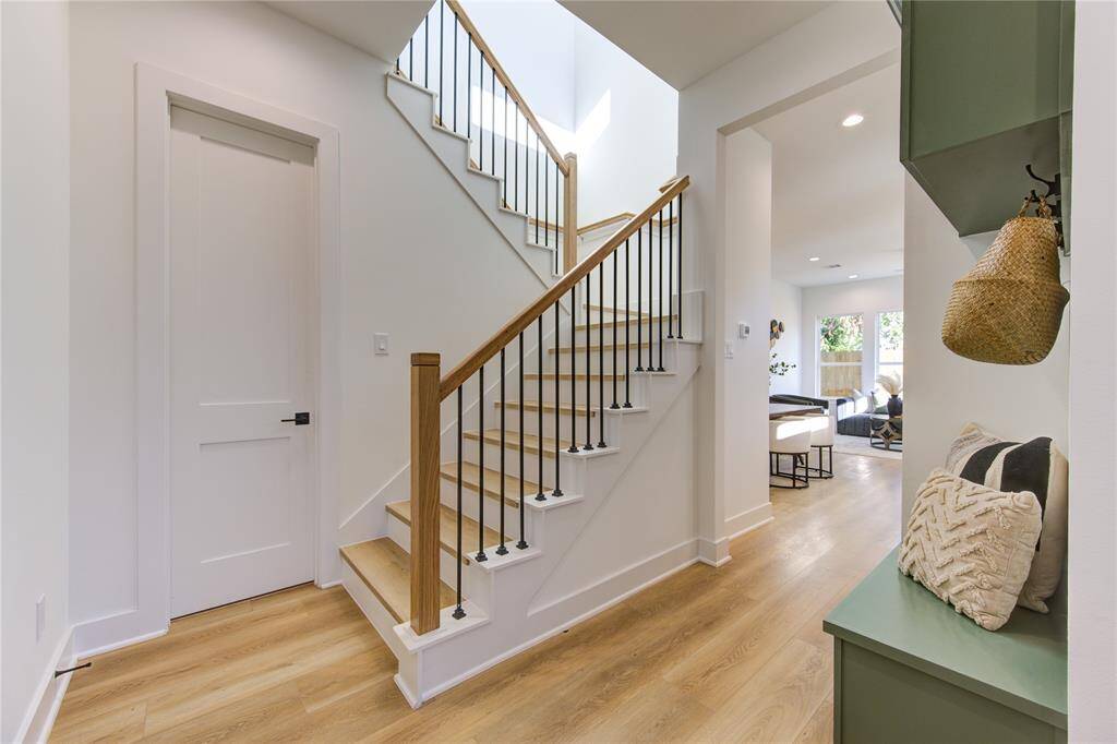 Easy access to the stair case from the foyer