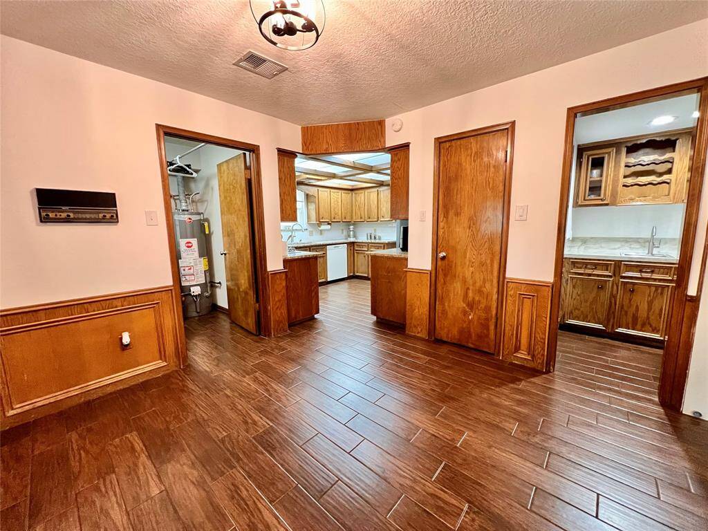 breakfast nook, wet bar, kitchen, laundry room