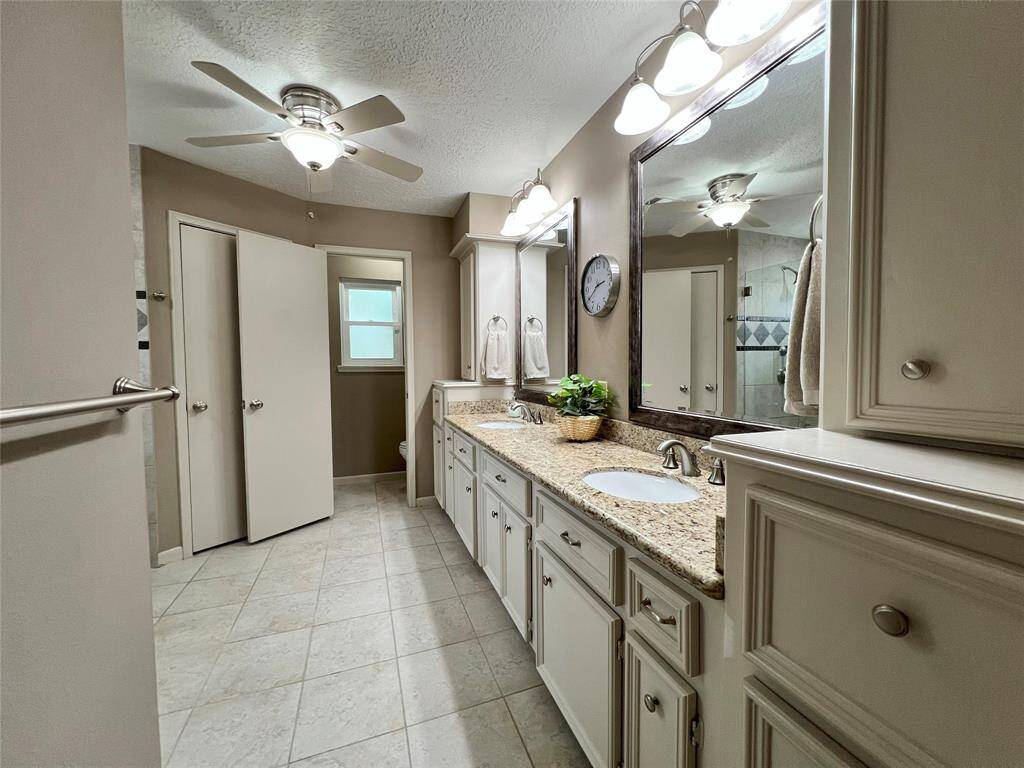 Master bath updated granite counters with a lot of space!!