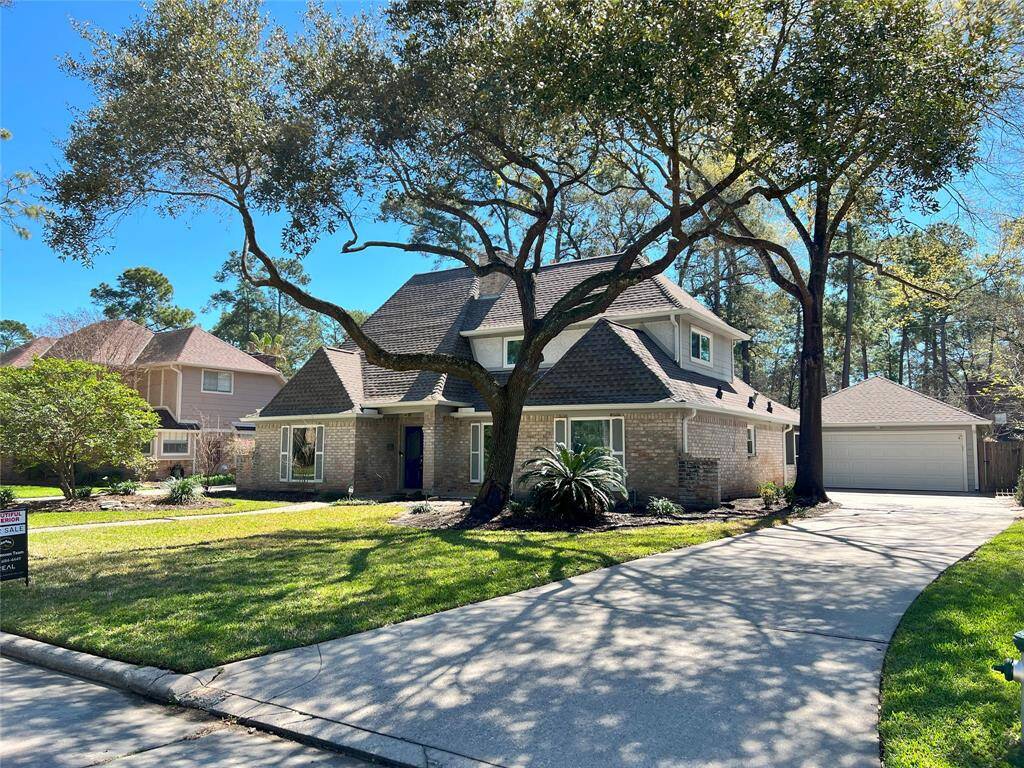 Detached garage, long driveway, extra parking!