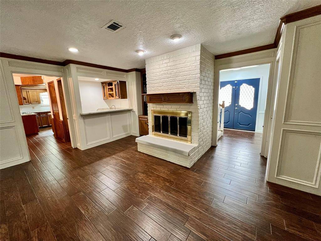 Fireplace in the oversized lovingroom.