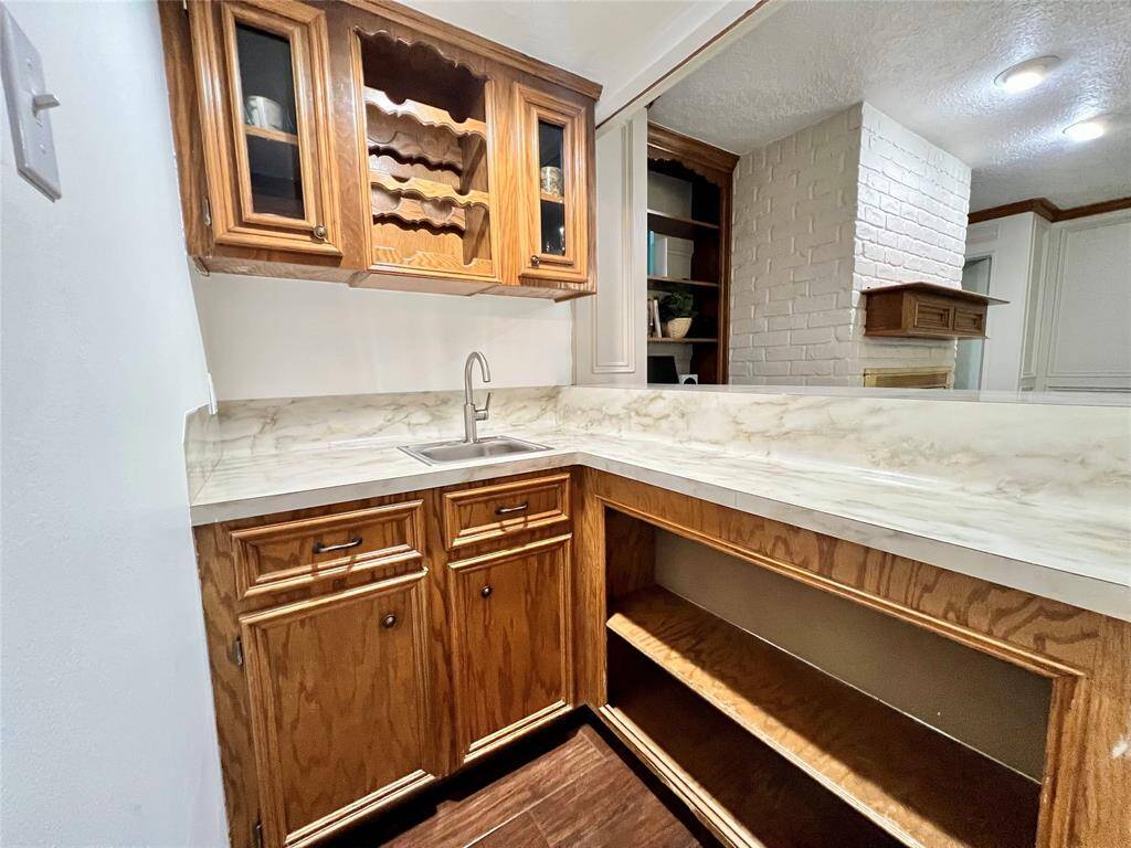 Wet bar between the living room and dining room.