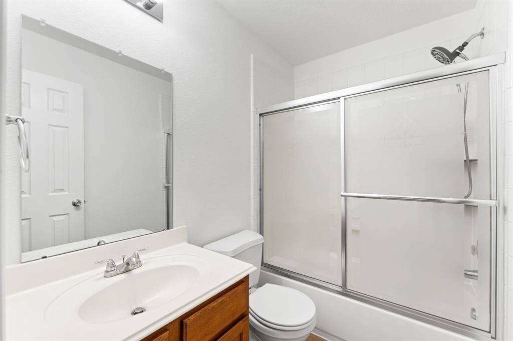UPSTAIRS FULL BATHROOM