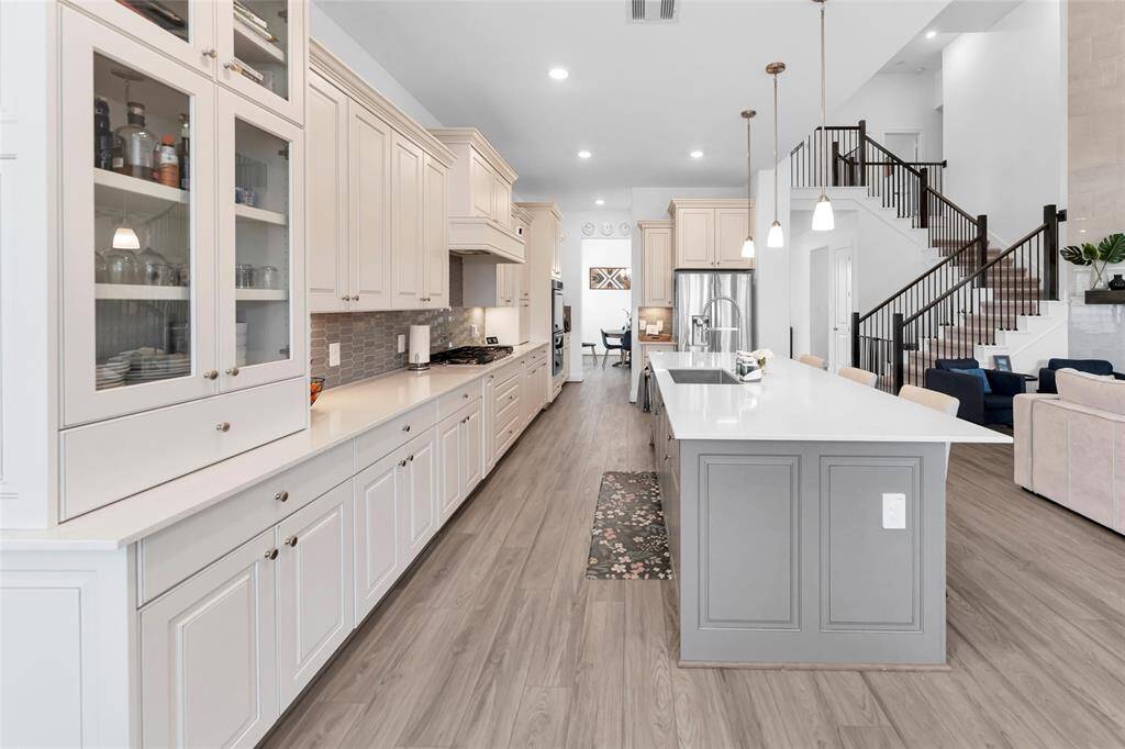 Other views of the kitchen