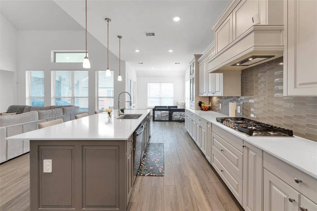 Other views of the kitchen