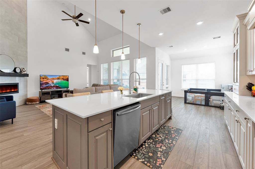 Other views of the kitchen