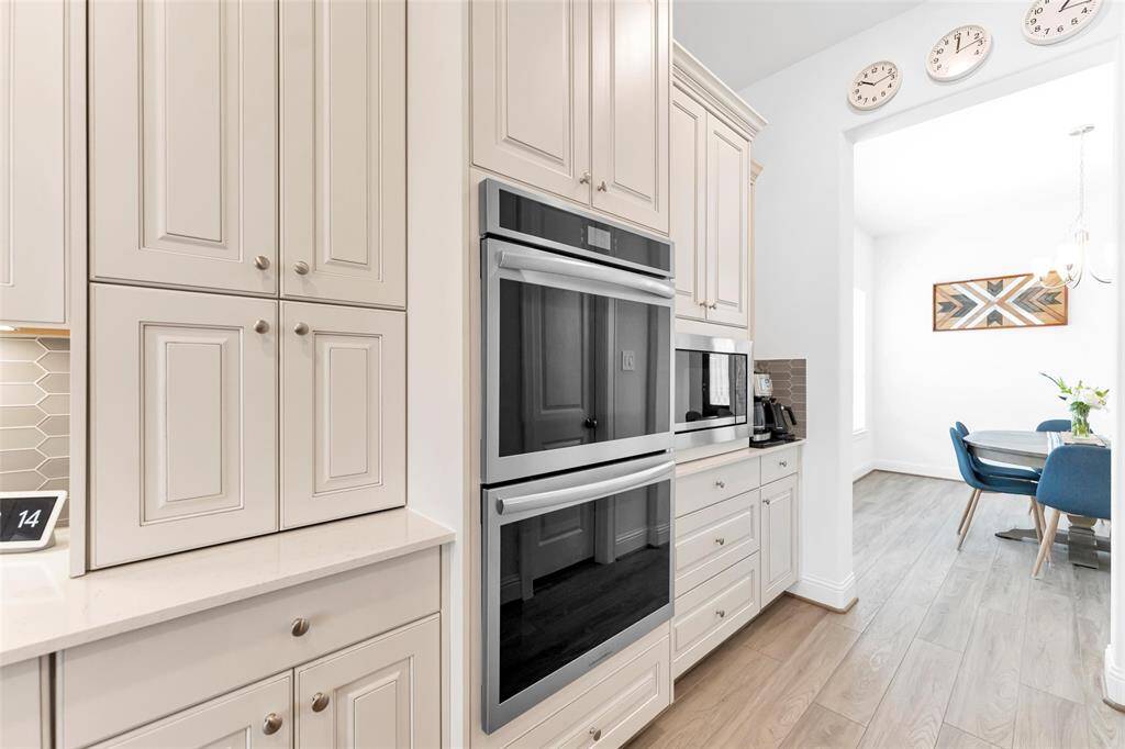Other views of the kitchen