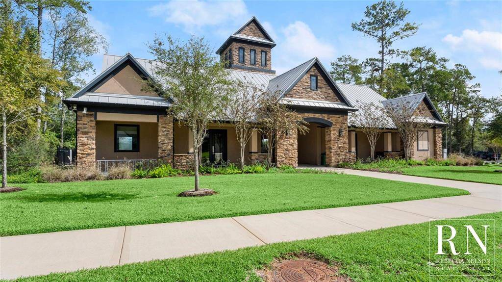 Woodtrace pool and clubhouse
