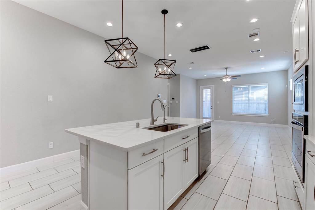 Large Island with Undermounted Sink and Filtered Water