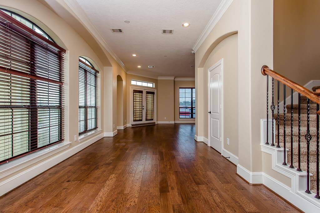 Welcome to this 3beds, 3 full baths townhome very close to both i10 and 290 freeways