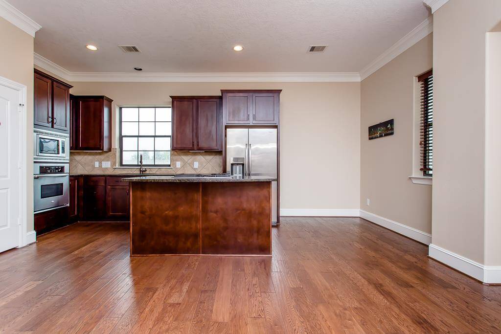 Very elegant kitchen with open area that is perfect for social gatherings.