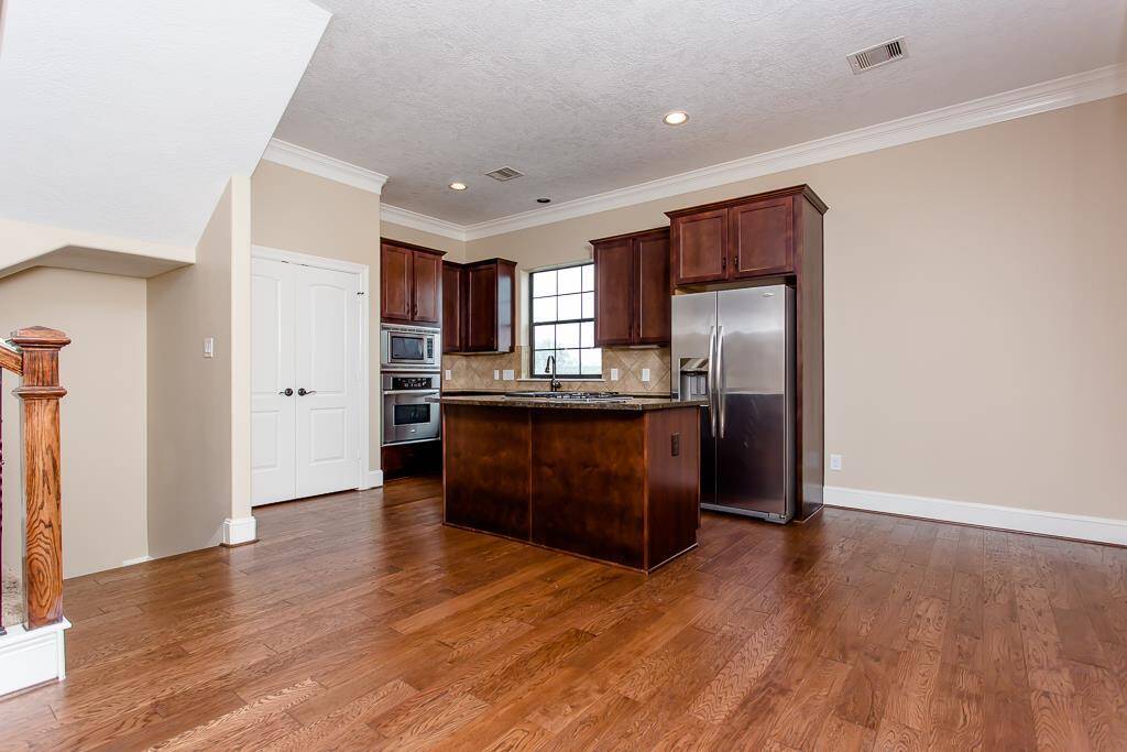 2nd view of the kitchen