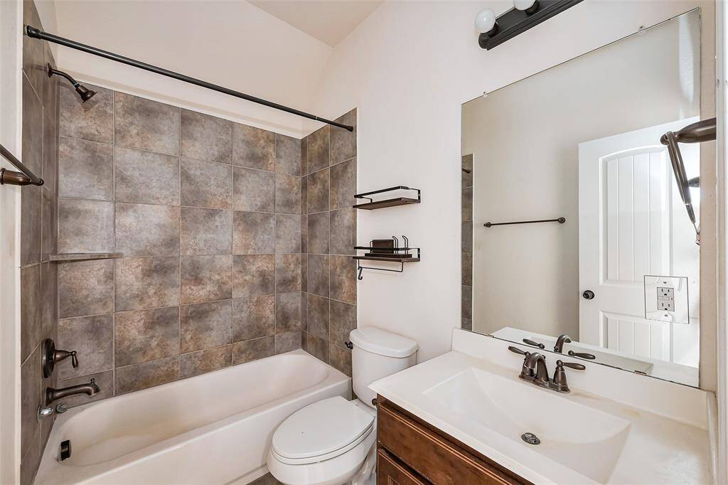 Secondary bathroom with tub/shower combo.