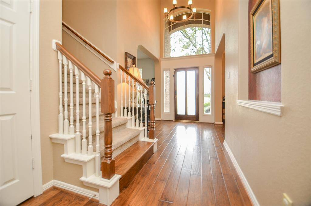 Elegant Entry with an art niche!