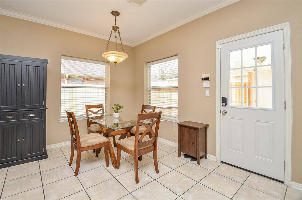 Large Breakfast Room surrounded by Windows.