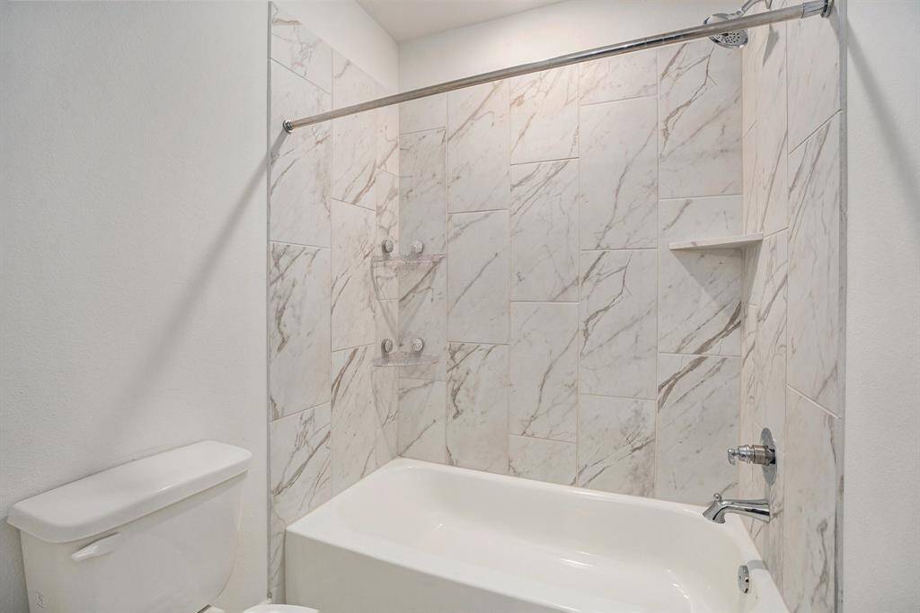 Beautifully tiled shower/tub.