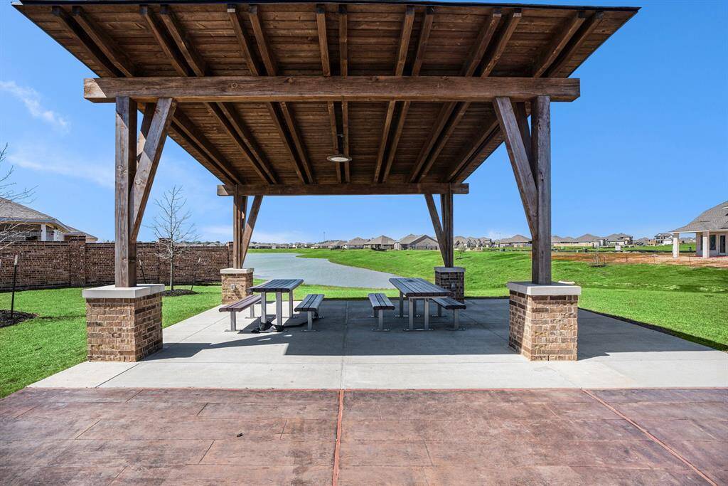 Public pergola perfect for enjoying beautiful afternoons outdoors.