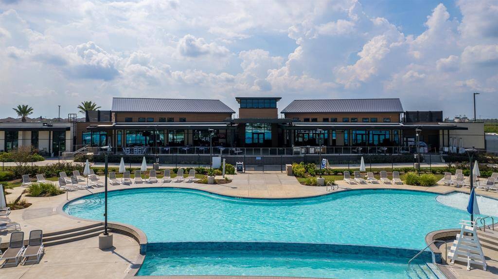 Eat lunch lagoon-side at the Blue Lagoon Bar & Grill. The clubhouse also offers meeting room, a Great Room, and a fitness facility for residents.