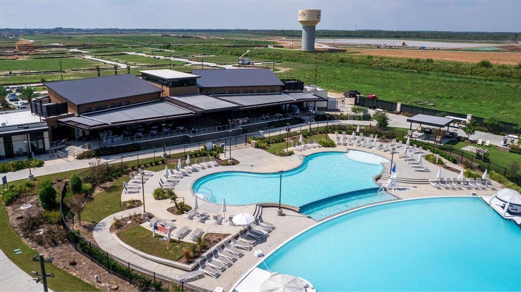 Enjoy the resident or public side of the Texas-size lagoon!