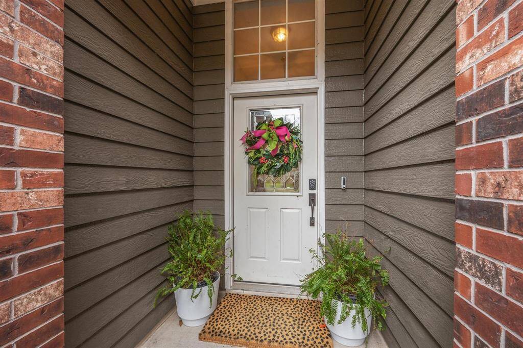 Front exterior has inviting entrance!