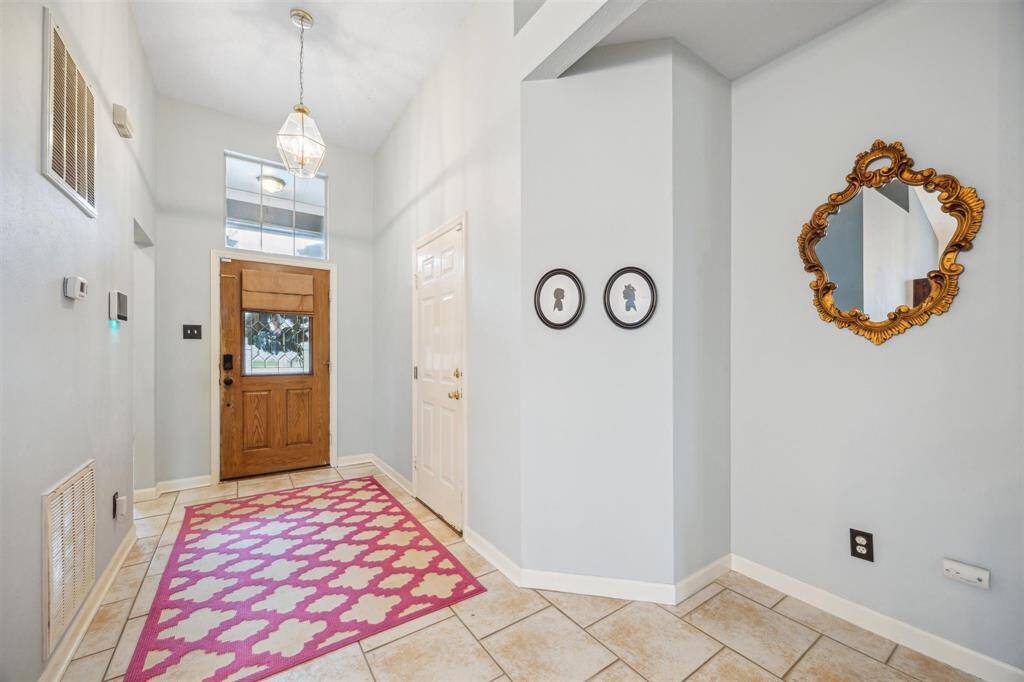 Spacious entryway
