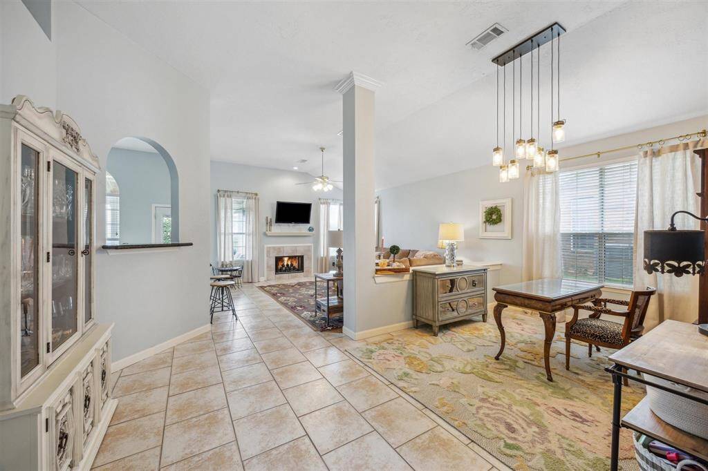Great floor plan that allows you to entertain and relax!