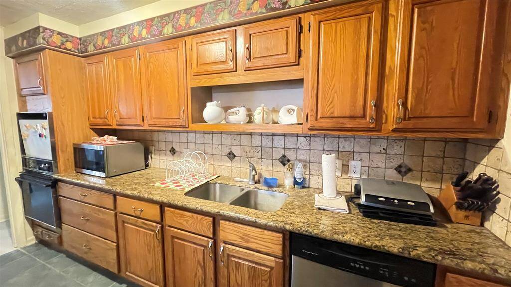 All kitchenware stays with the home
