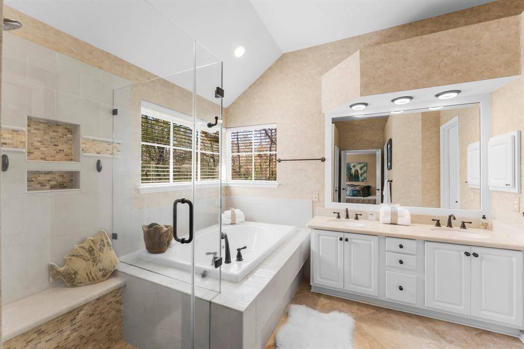 Jetted tub+ shower and soothing colors.