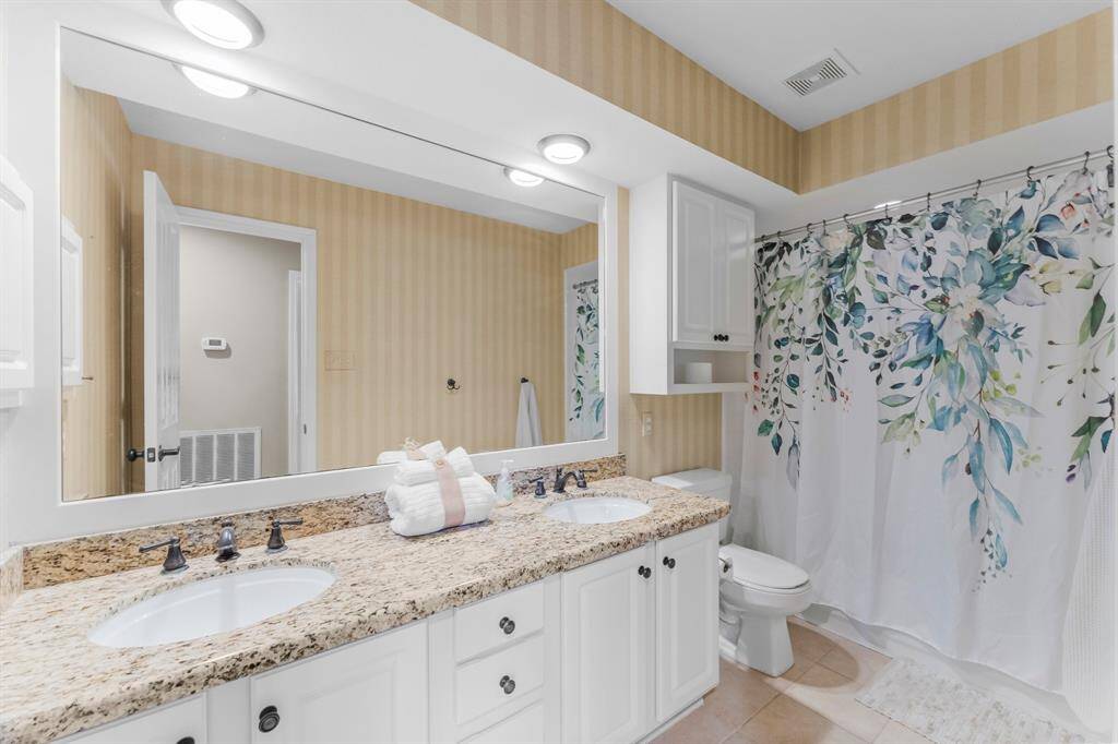 Full upstairs Bathroom