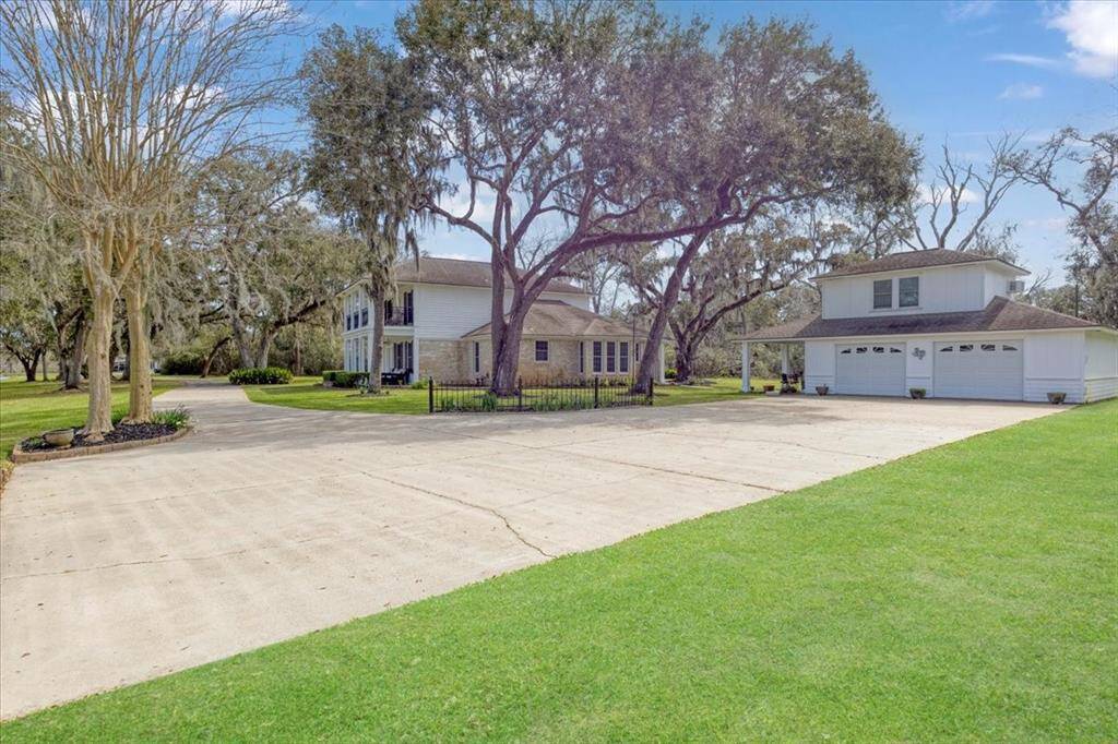 Driveway/Garage
