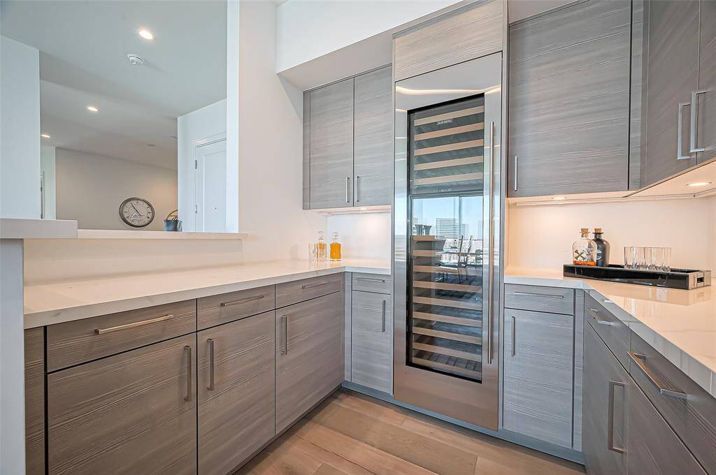 Fabulous Kitchen with Gas Stove, Lots of cabinets! What Chef could ask for more?
