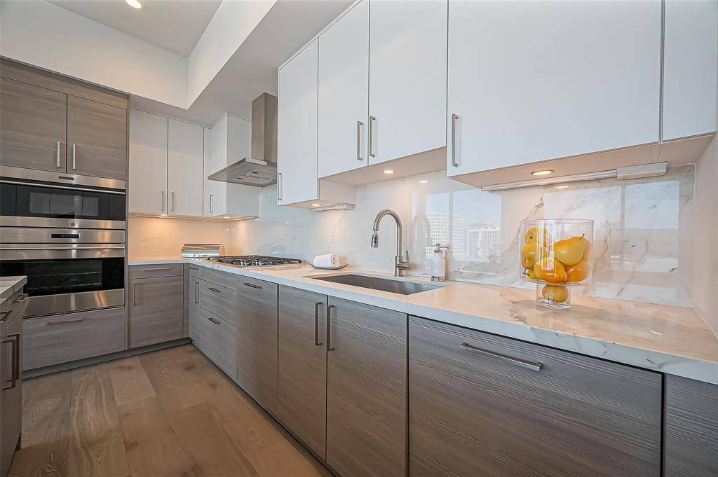 Lot os drawers and counter space in this beautiful home
