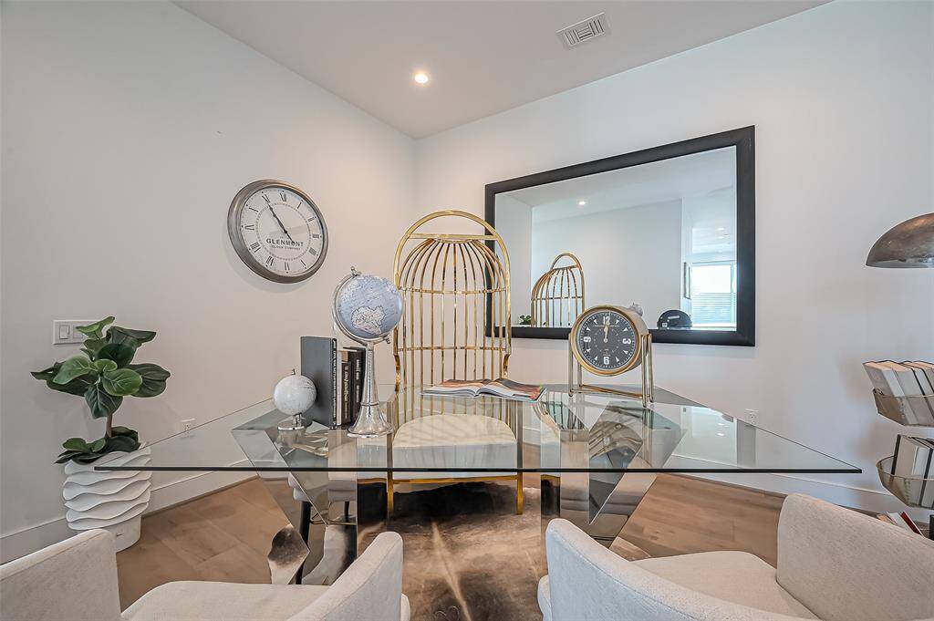 Modern living space with large windows offering stunning city views. The room created an inviting spot for relaxation or conversation.
