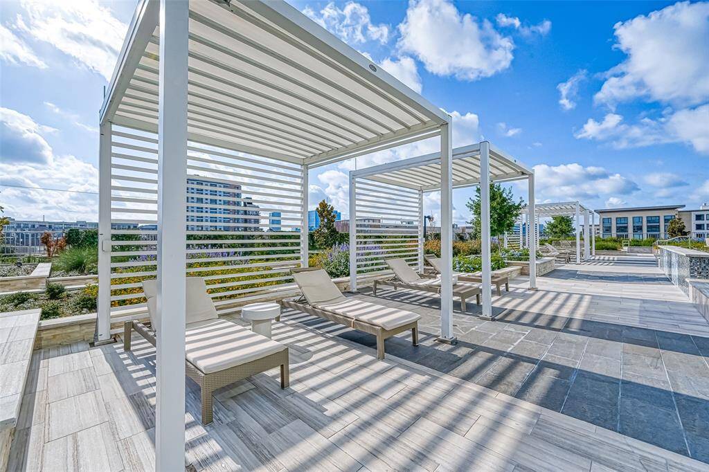 75 foor pool with cabanas and wifi