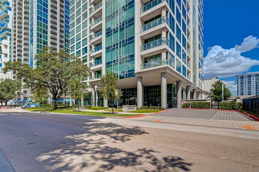 Stroll a walkable destination where luxury boutiques, elegant restaurants, alfresco cafes and high-style residences beckon - day and night.