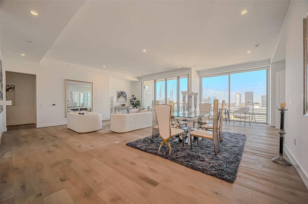Huge living area with Balcony, overlooking the Galleria Area