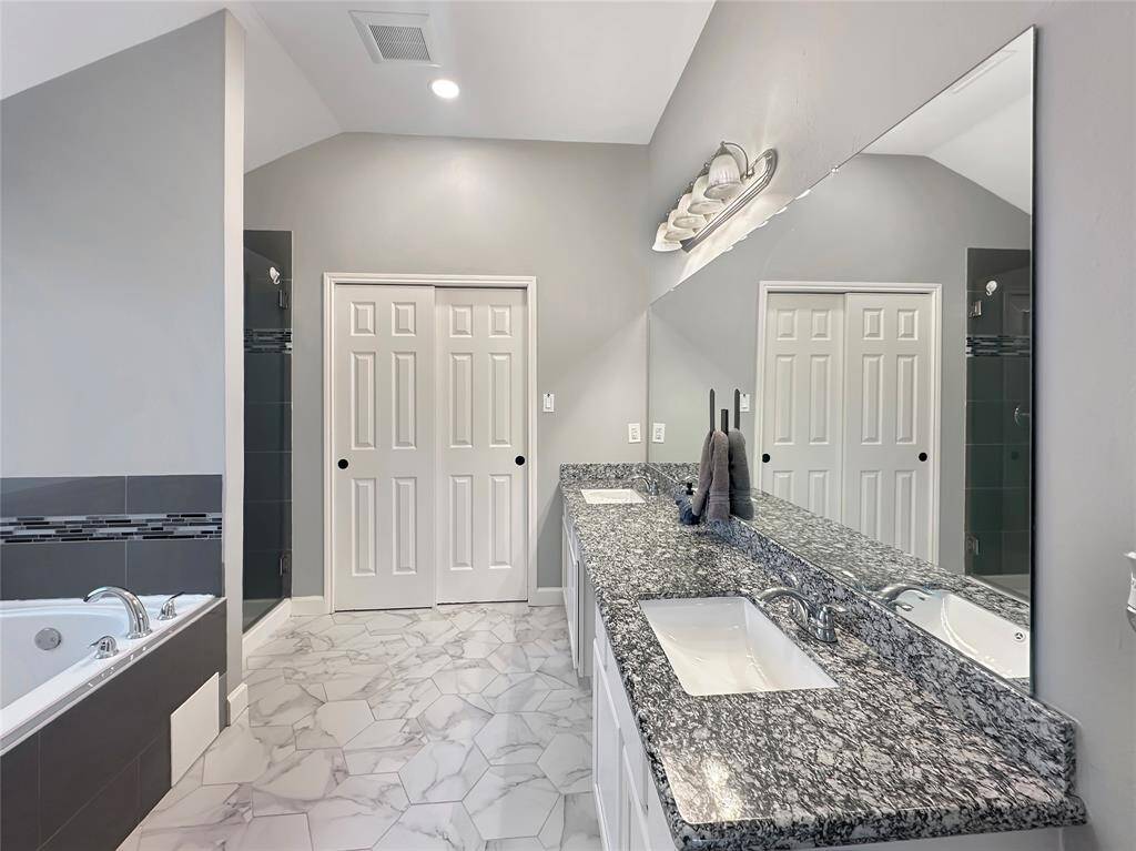Well-appointed bathroom for the secondary bedrooms, featuring modern fixtures and a clean, fresh design.