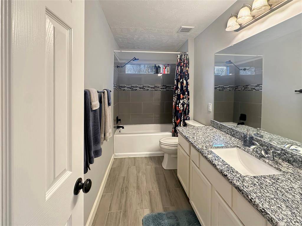 Well-appointed bathroom for the secondary bedrooms, featuring modern fixtures and a clean, fresh design.