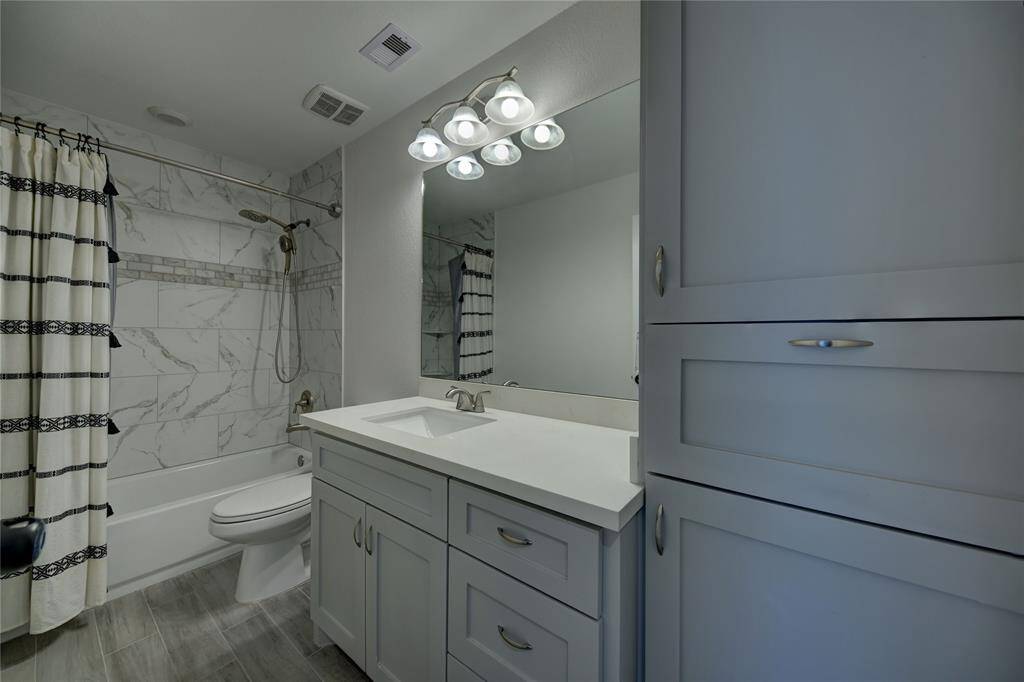 Secondary Bathroom with Tub