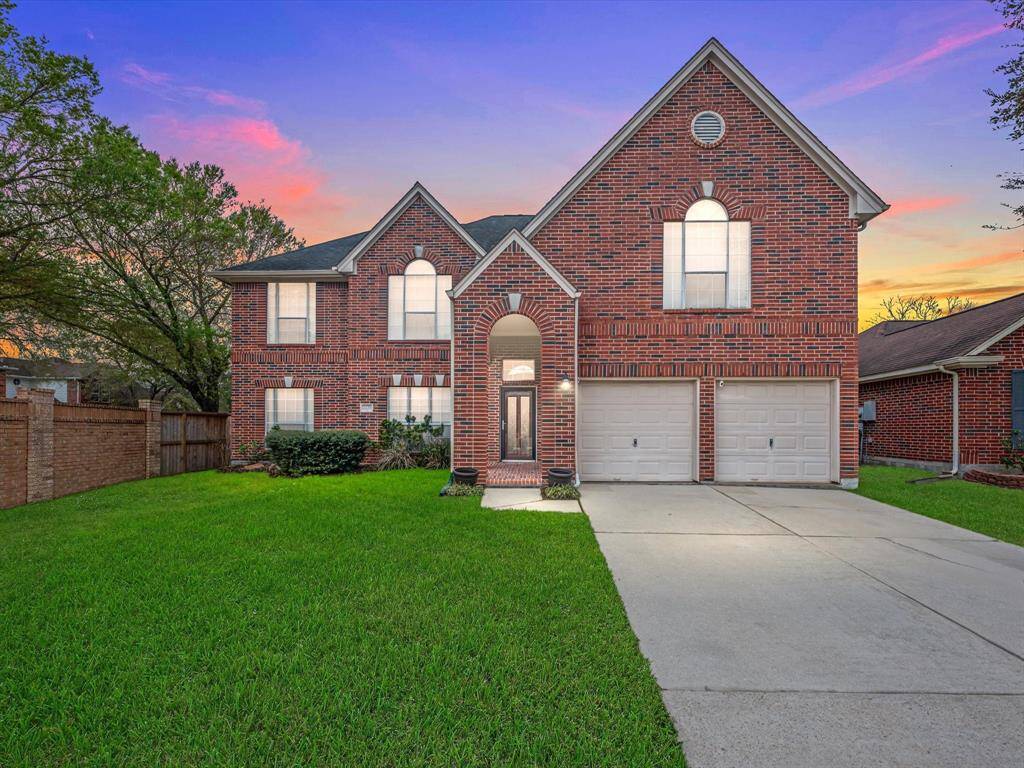 Friendswood TX! 5 Bedrooms, 3.5 Bath, HUGE game room and upstairs living area! Impeccably maintained by original owners!